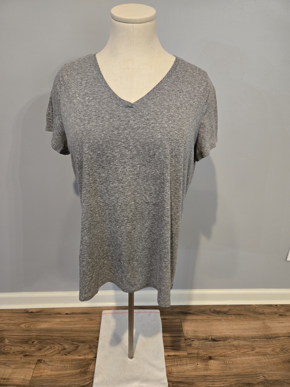 Ava & Viv Heather Gray V-Neck Short Sleeve Tee